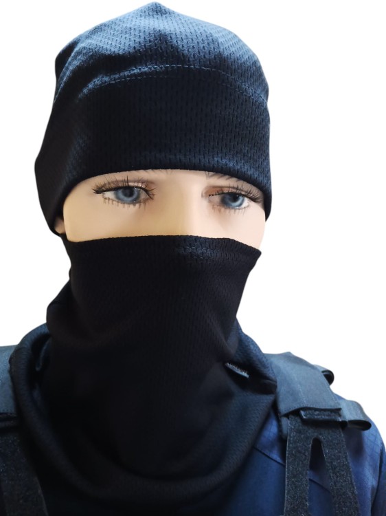 czapka i komin w kolorze czarnym na manekinie
