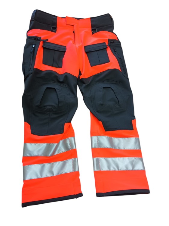 Standardowo w miejscach na nakolanniki znajduje się zaślepka z tkaniny. Zalecamy dobrac w to miejsce zaślepki z cordury, które są bardzo wytrzymałe.