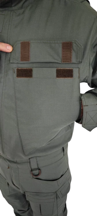Bluza trudnopalna - kieszeń główna - wejście z góry i od boku PNG.png
